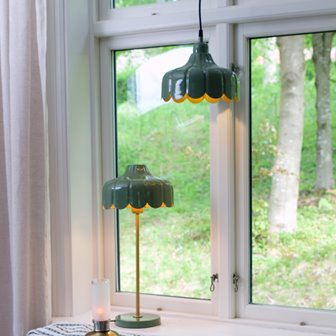 Retro lampa stołowa Wells zielona na parapecie